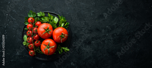 Cuadros en Lienzo Fresh red tomatoes on a dark background