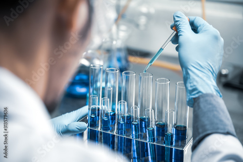 Cuadros en Lienzo Health care researchers working in life science laboratory