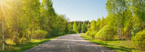 Fototapeta lato  asfaltowa-panorama-drogi-na-wsi-w-sloneczny-letni-dzien