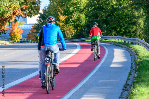 Fotomural Unterwegs auf einem breiten und gut gekennzeichneten Radweg in der Stadt