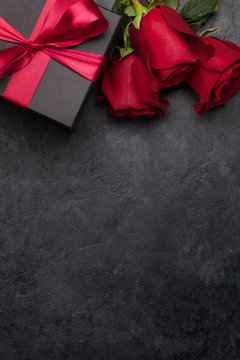 Fototapete -  - Valentines day gift box and roses bouquet