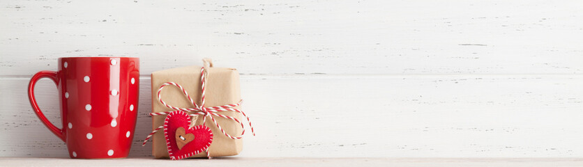 Leinwandbilder - Valentines day card with gift box and coffee cup