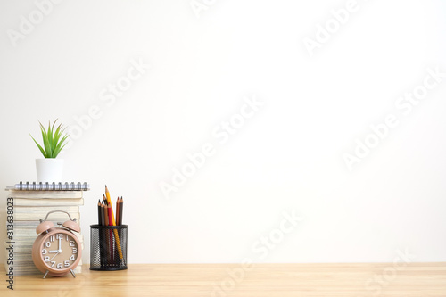Cuadros en Lienzo Office desk with pencils, plant vase, alarm clock, Pencils and book