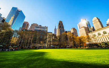 Canvas Print - Skyline with skyscrapers and American cityscape in Bryant Park in Midtown Manhattan, New York, USA. United States of America. NYC, US.