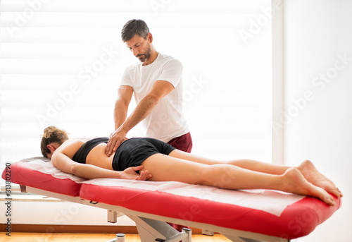 Cuadros en Lienzo Osteopath doing paravertebral treatment