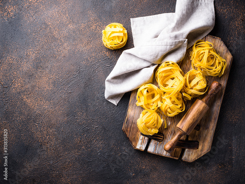 Cuadros en Lienzo Raw pasta tagliatelle or fettuccine