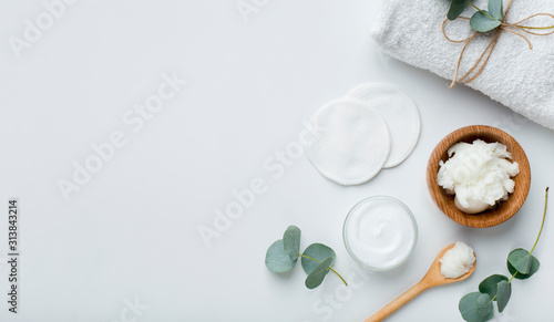 Obraz Dibond Eko naturalne masło kokosowe i krem nawilżający przygotowujący do domowego spa