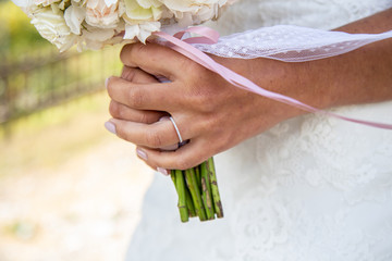 Wall Mural - Détail de la robe de la marié avec son bouquet le jour de son mariage