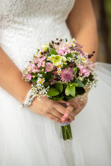 Wall Mural - Détail de la robe de la marié avec son bouquet le jour de son mariage