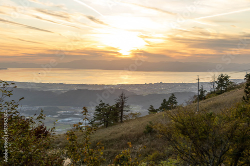 Fotografía Mt Ibuki Hiking Trail, Warm Sunset Over Lake Biwako, Shiga, JAPAN
