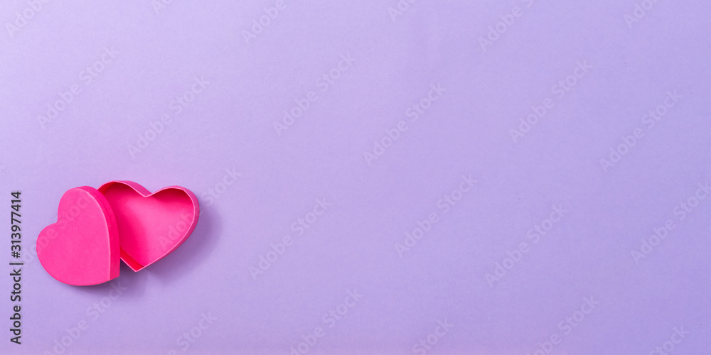 Big heart gift box on a purple paper background - obrazy, fototapety, plakaty 