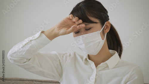 額に手を当てる若い女性 Stock Photo Adobe Stock 額に手を当てる若い女性 Stock Photo Adobe Stock