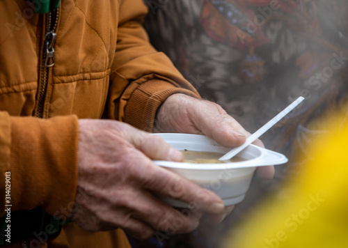 Cuadros en Lienzo Warm food for the poor and homeless
