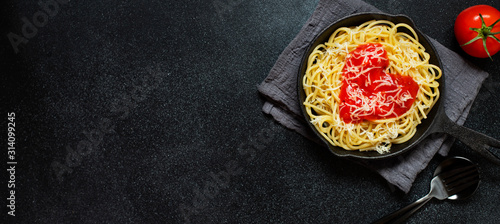 Cuadros en Lienzo Spaghetti pasta with heart shaped tomato sauce, served in a pan