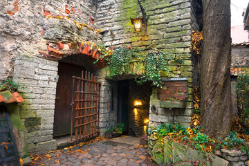 Fototapete - courtyard in Tallinn old