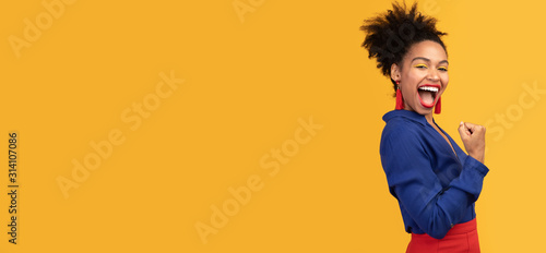Cuadros en Lienzo Happy afro woman triumphing with raised hands