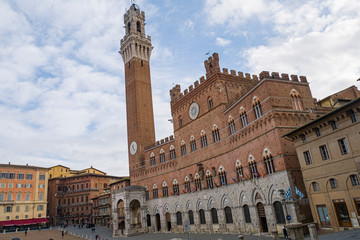 La Torre del Mangia, ubicada en la Piazza del Campo, es la torre cívica del Palazzo Pubblico. Construida en siglo XIV y con una altura de 88 metros, es la tercera Torre Medieval más alta de Italia.