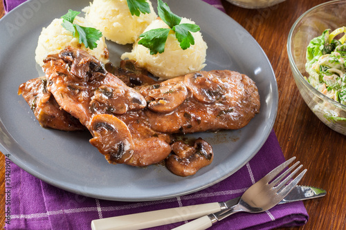 Fototapeta na szkło Delicious chicken marsala served with fettucine pasta