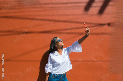 Fotomural beautiful African-American young woman selfie in the city
