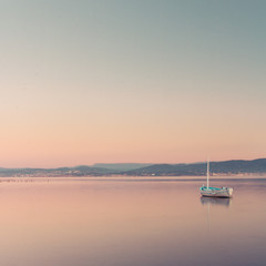 Poster - bateau ancien de pêche sur la mer méditerranée à l'aube