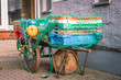 Alter Markwagen, Karren, aus Metall für Fischverkauf mit Fischernetz, Boje und Fischkisten