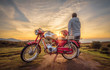 © Romano Alves - Homem junto a moto antiga a ver o pôr do sol