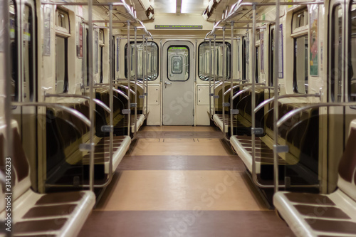 Plakat Metro  puste-metro-w-godzinach-szczytu-wagonow-bez-pasazerow