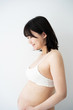 © blanche - 妊娠した若い女性