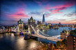 Blick auf die Tower Brücke und die Skyline von London mit den beleuchteten Hochhäusern an der Themse nach Sonnenuntergang, Großbritannien