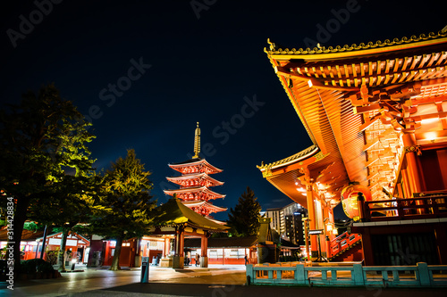 ライトアップされた東京浅草寺の宝蔵門と五重塔 Foto De Stock Adobe Stock ライトアップされた東京浅草寺の宝蔵門と五重塔 Foto De Stock Adobe Stock