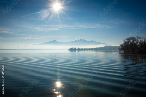 Plakat Jezioro  slonce-i-mgla-nad-jeziorem-i-gorami-alp