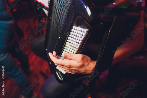 Cuadros en Lienzo The musician plays the accordion close-up microphone.