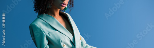 Fotografía panoramic shot of african american woman in suit isolated on blue