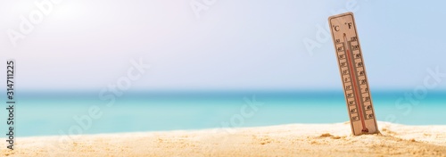 Photographie Close-up Of Thermometer On Sand