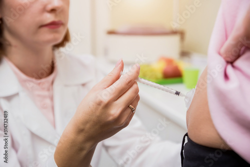 Cuadros en Lienzo Doctor makes an injection of insulin with a catheter