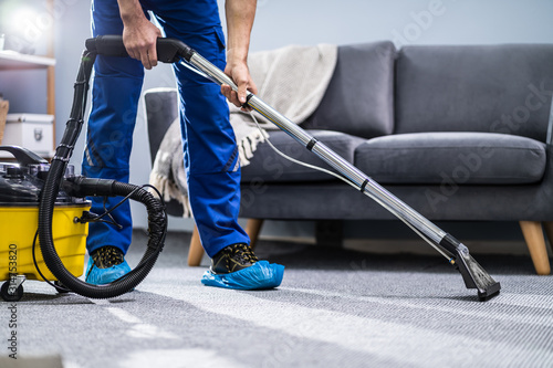 Cuadros en Lienzo Person Cleaning Carpet With Vacuum Cleaner