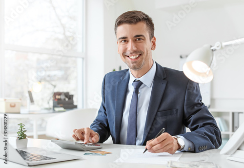 Fotomural Male bank manager working in office