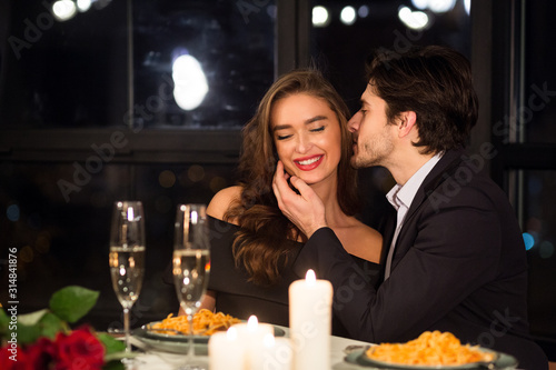 Fotomural Happy man and woman enjoying Valentine's Day date