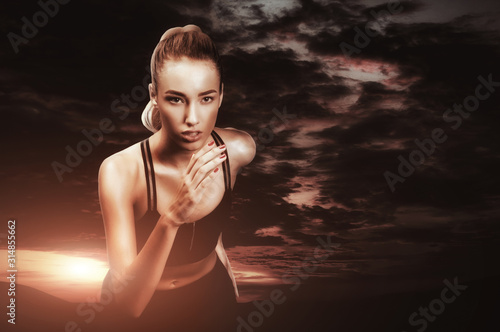 Fotografía Young sporty woman jogging open air over sunset