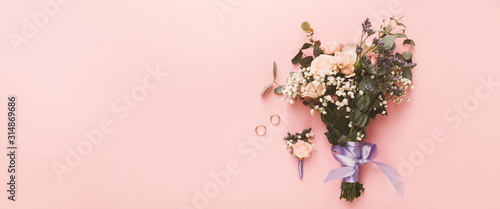 Fotografía Wedding decor banner with bouquet, boutonniere and rings