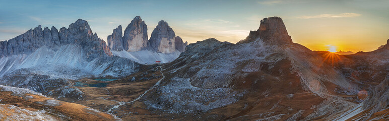 coucher du soleil en face des Tre Cime di Lavaredo dans les Alpes Italien