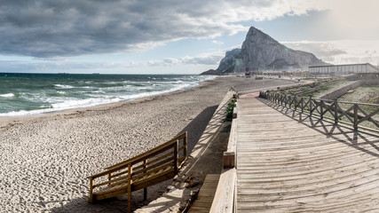 Paisaje de La Linea de la Concepción , Càdiz, con el Peñon de Gibraltar al fondo