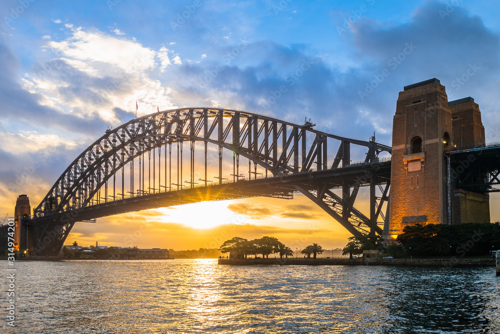 sydney harbour bridge at dusk in sydney, australia - obrazy, fototapety, plakaty 