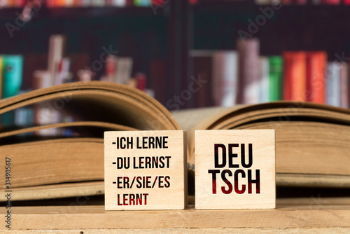 Ein Buch und Lernen von Deutsch Wallpaper Mural