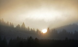 Fototapeta Na ścianę - sunrise through the fog in the mountains