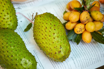 Canvas Print - Green tropical fruits at market 