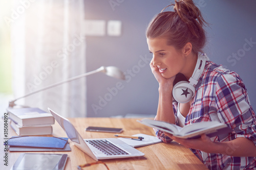 Fotografía Female student learning at home