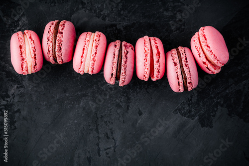 Cuadros en Lienzo Valentines day pink cake macarons on dark background