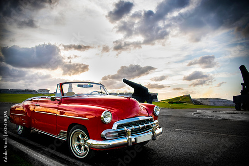  Fototapeta Kuba   kubanski-samochod-na-drodze-o-zachodzie-slonca
