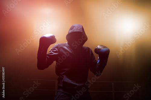 Fotografía Fighter without a face is standing with his hands up